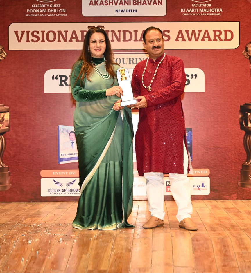 Poonam Dhillon Providing Visionary Indian Award 2025 Poonam Dhillon Providing Visionary Indian Award 2025